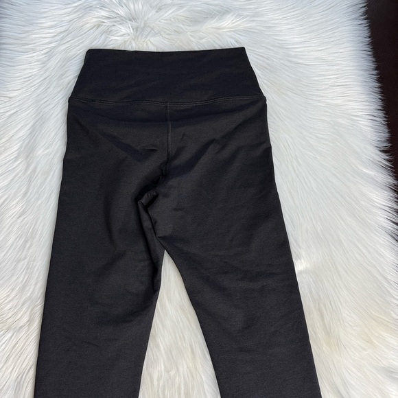 Old Navy Black Cloudy Comfy Extra High Rise Leggings - Picture 7 of 9